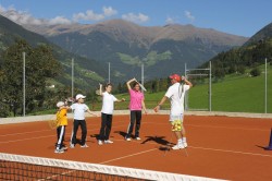 5 Tennis Sandplätze...