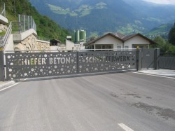 Einfahrtstor ...